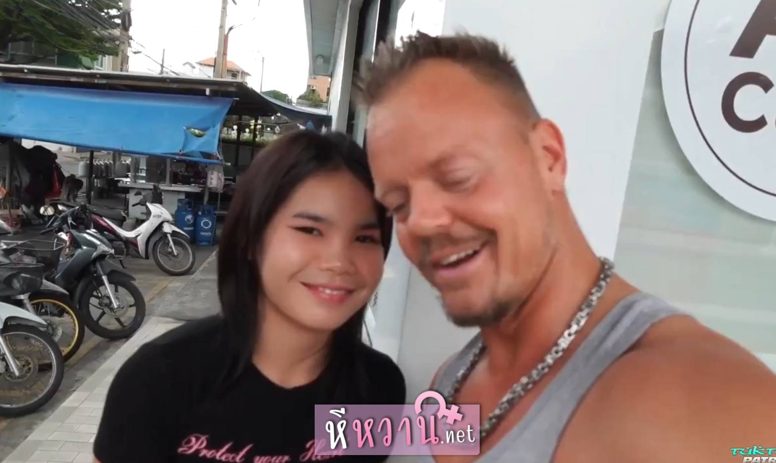 หนังโป๊ไทยสาวไทยพัทยา TukTukPatrol – Aemmy น้องเอมมี่ จัดงานเย็ดสวิงกิ้งรุมเย็ดหี 2-1 โคตรแจ่มสาวอีสานขี้เงี่ยน โดนจับโม๊กควยจกหีจับเด้าปากอมควยเงี่ยนๆ 3 ควยรวด